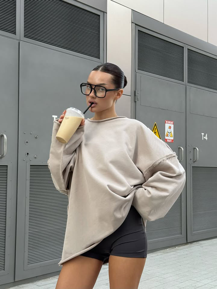 Damen ultraweites Relax-Sweatshirt mit ausgefransten Nähten und asymmetrischem Saum Eichborn Berlin