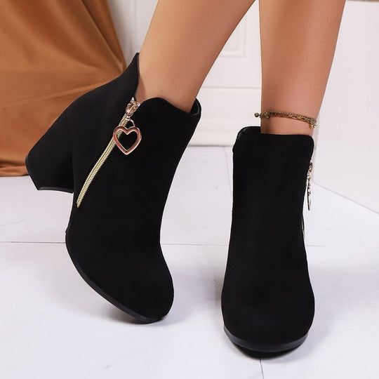 Damen Stiefeletten mit breitem Blockabsatz, Herz-Reißverschluss und Samtvelours-Optik EB