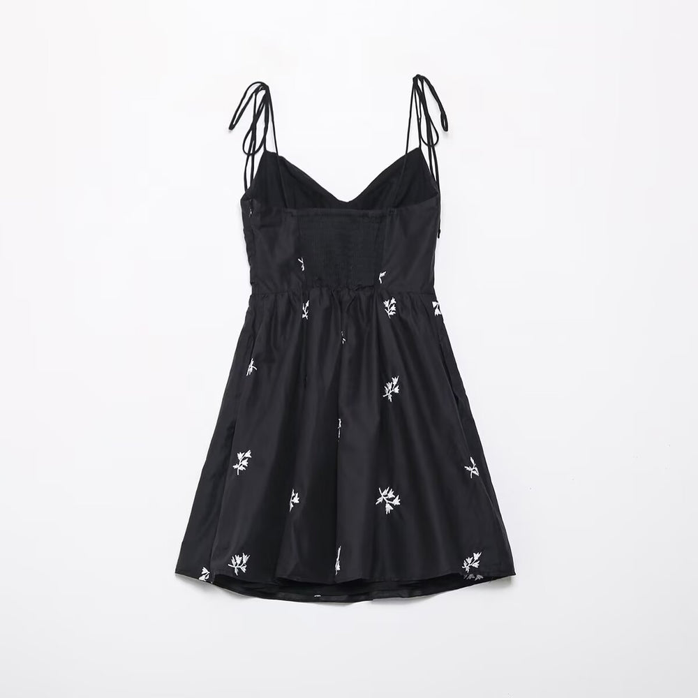 Damen Sommerkleid mit feinen Stickereien und verstellbaren Trägern EB