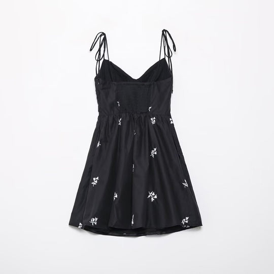 Damen Sommerkleid mit feinen Stickereien und verstellbaren Trägern EB