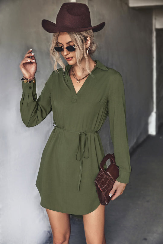 Damen Blusenkleid mit taillierter Schnürung und eleganter Knopfdetailierung EB