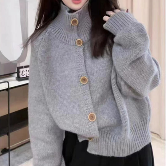 Damen gemütliche Strickjacke mit hohem Kragen und dekorativen Knöpfen EB
