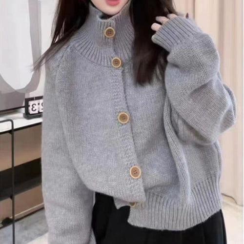 Damen gemütliche Strickjacke mit hohem Kragen und dekorativen Knöpfen EB