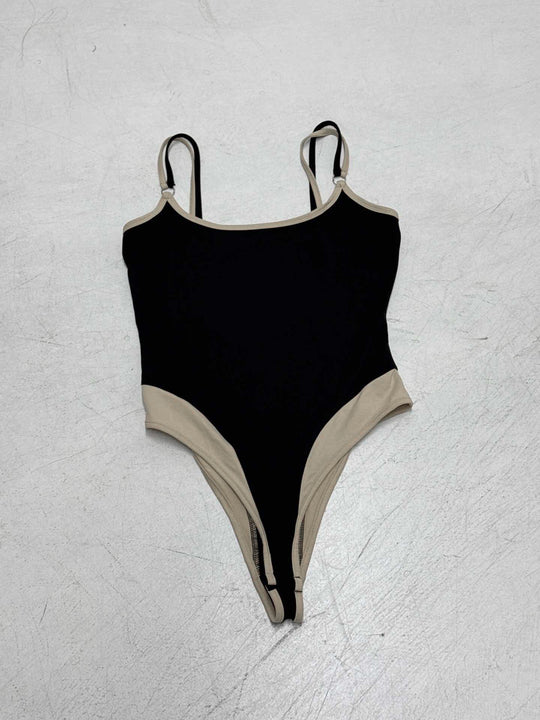 Frauen Einteiler Badeanzug mit raffiniertem Design und verstellbaren Trägern EB