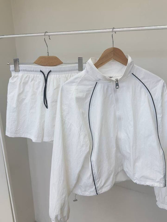 Damen gekürztes Windjacke-Set mit Stehkragen, kontrastierender Paspelierung und elastischer kurzer Freizeit-Hose Eichborn Berlin