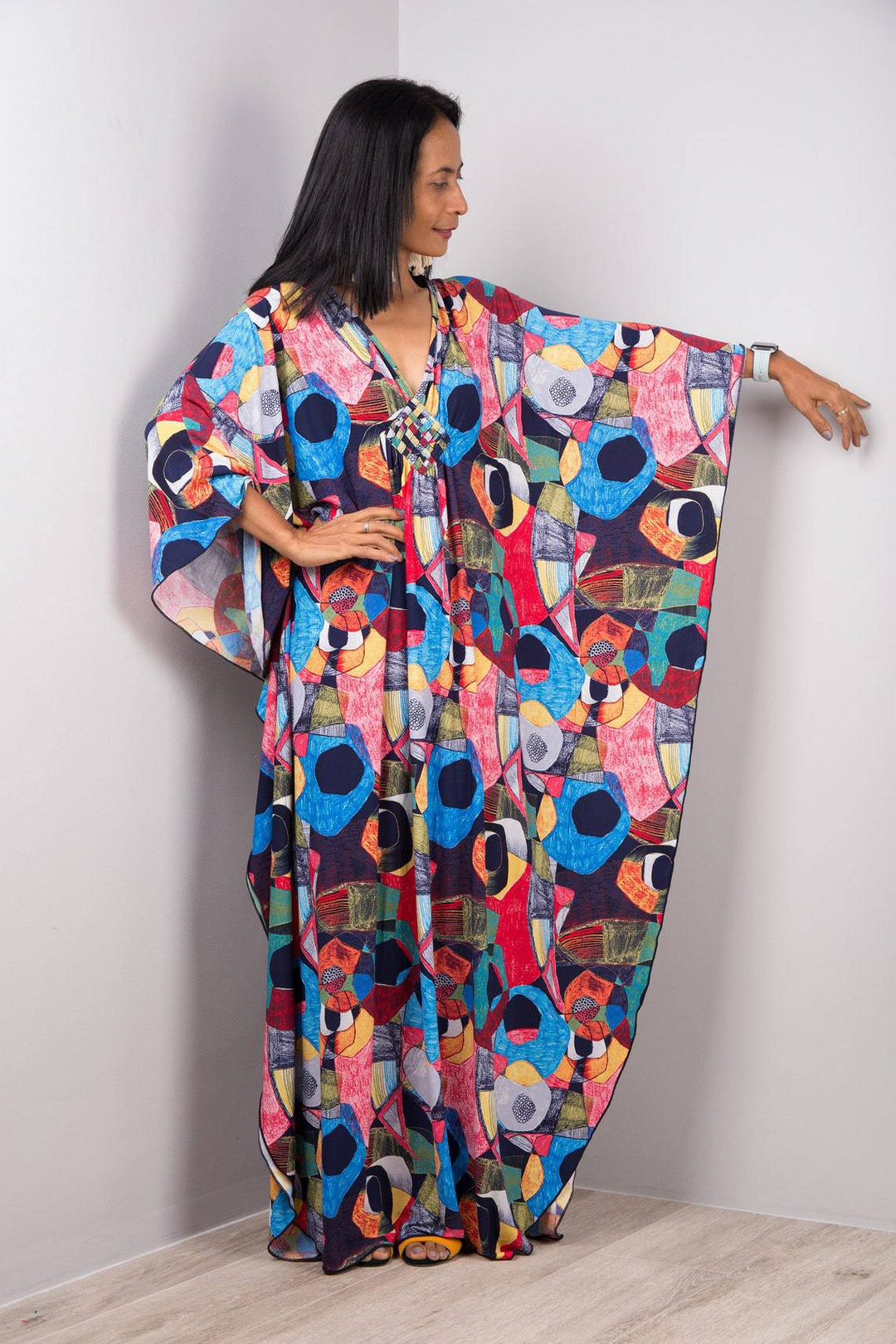 Damen Maxikleid mit kunstvollem Pfauenmuster und seitlichen Schlitzen Heidi Mode