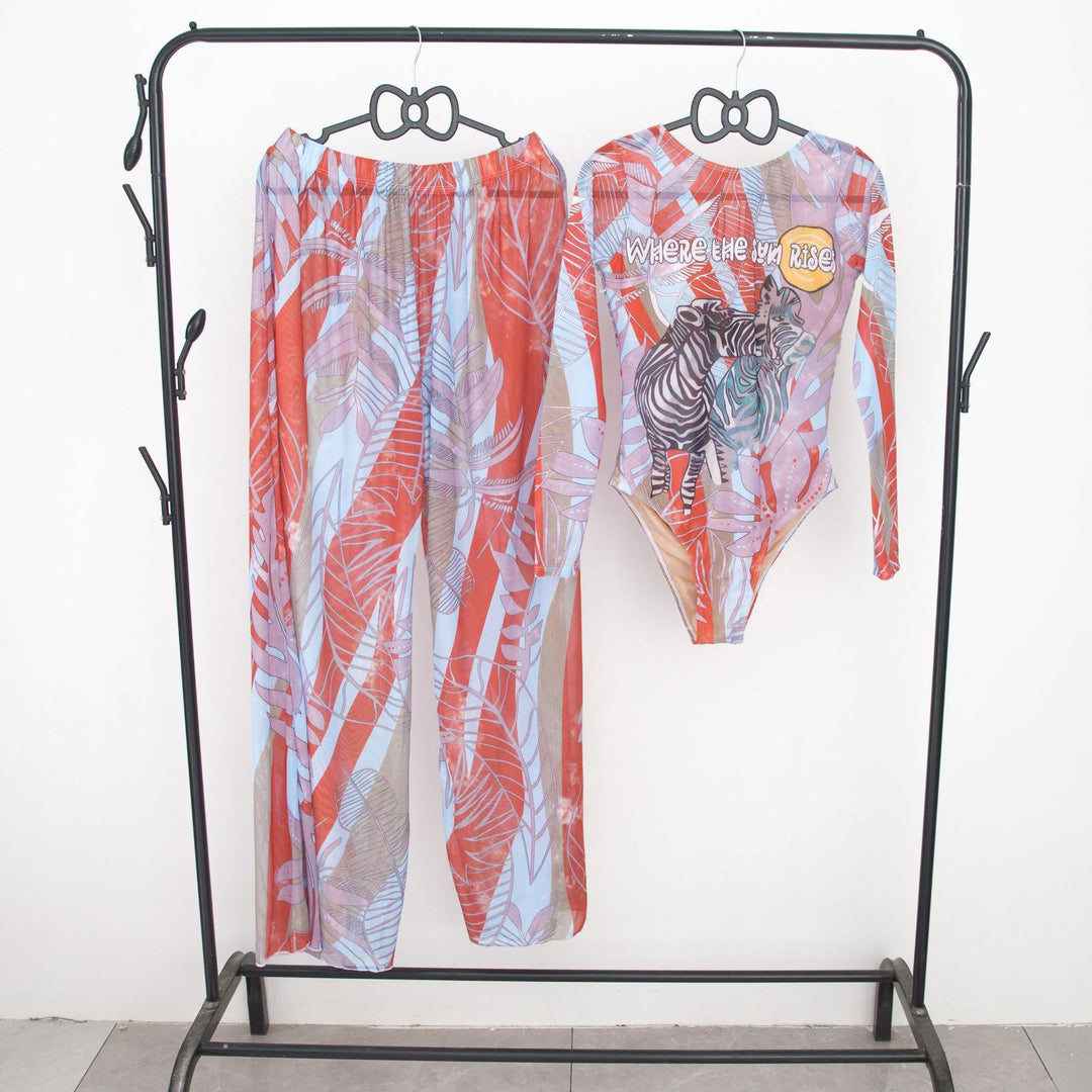 Damen modisches Badeoutfit mit langärmeligen Oberteil und lässigen Pants EB
