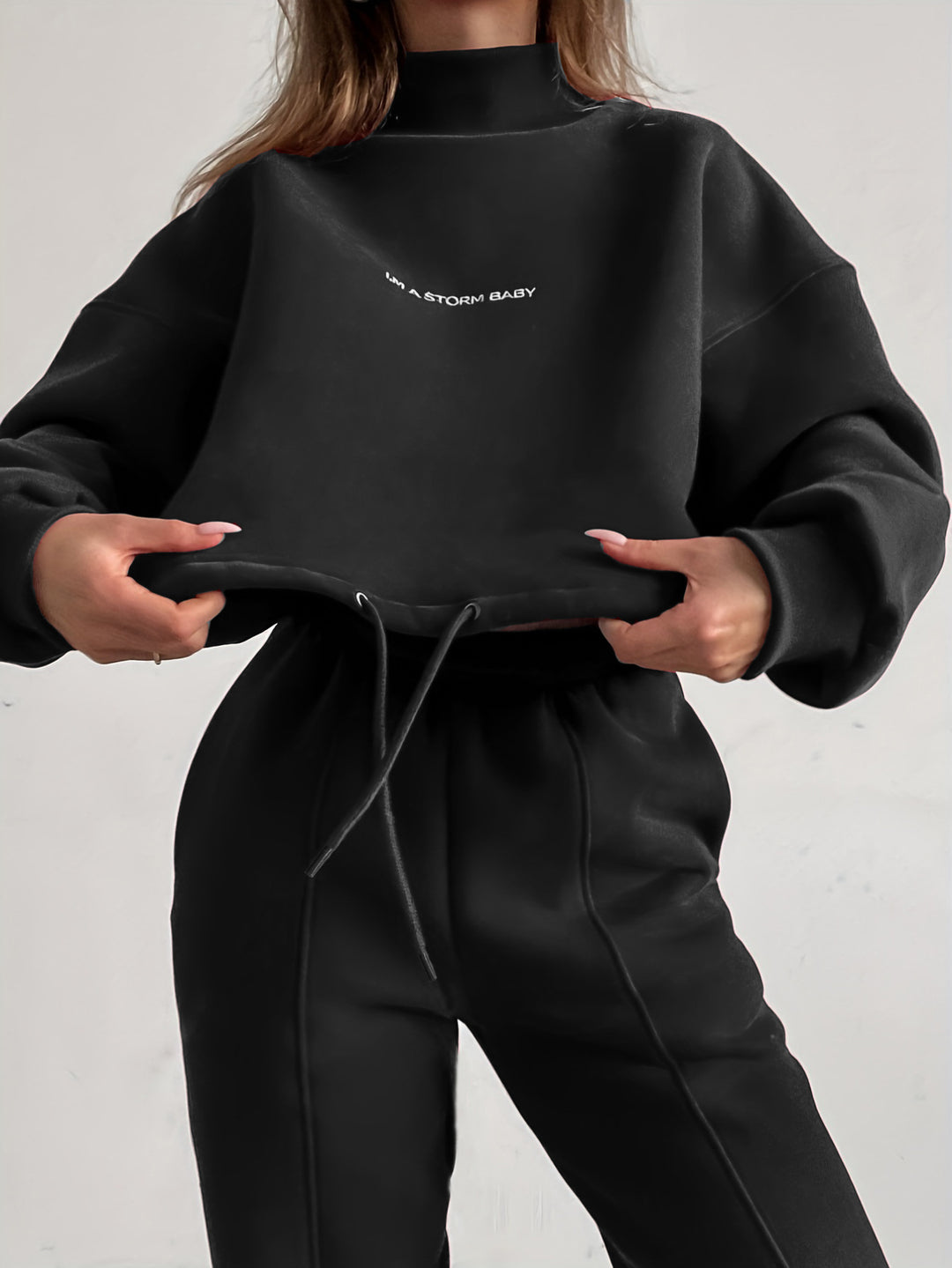 Damen Sportliches Set mit hochgeschlossenem Sweatshirt und elastischen Hosen EB