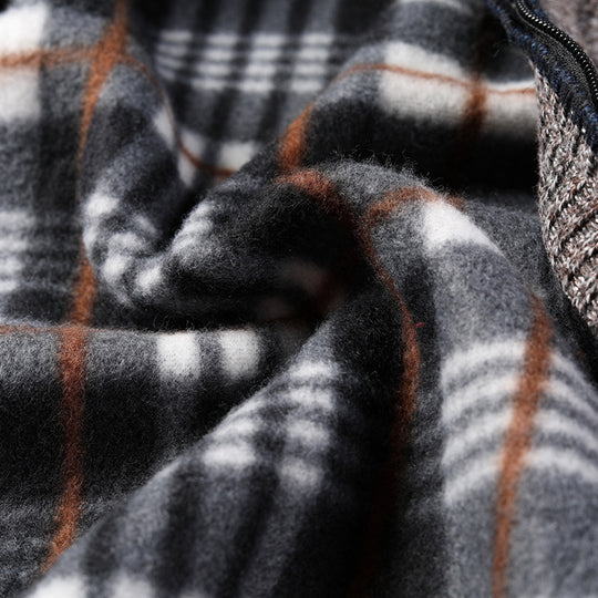 Herren modische Strickjacke mit hochgeschlossenem Kragen und praktischen Taschen EB
