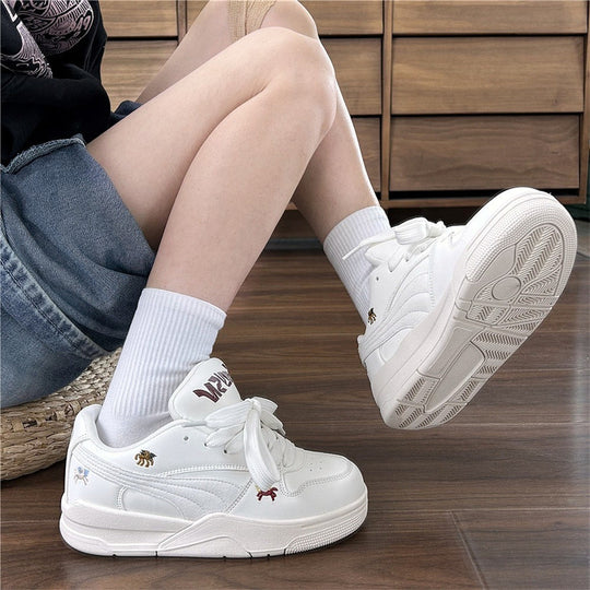 Damen modische Sneakers mit einzigartigen Stickereien und gepolsterter Sohle EB