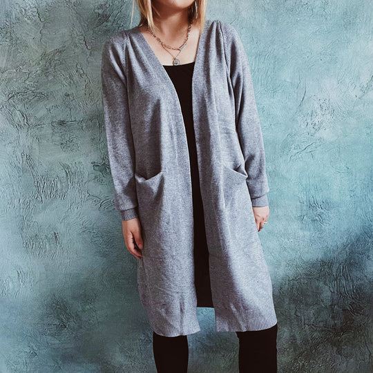 Damen lässige Strickjacke mit tiefem Schnitt und praktischen Taschen EB