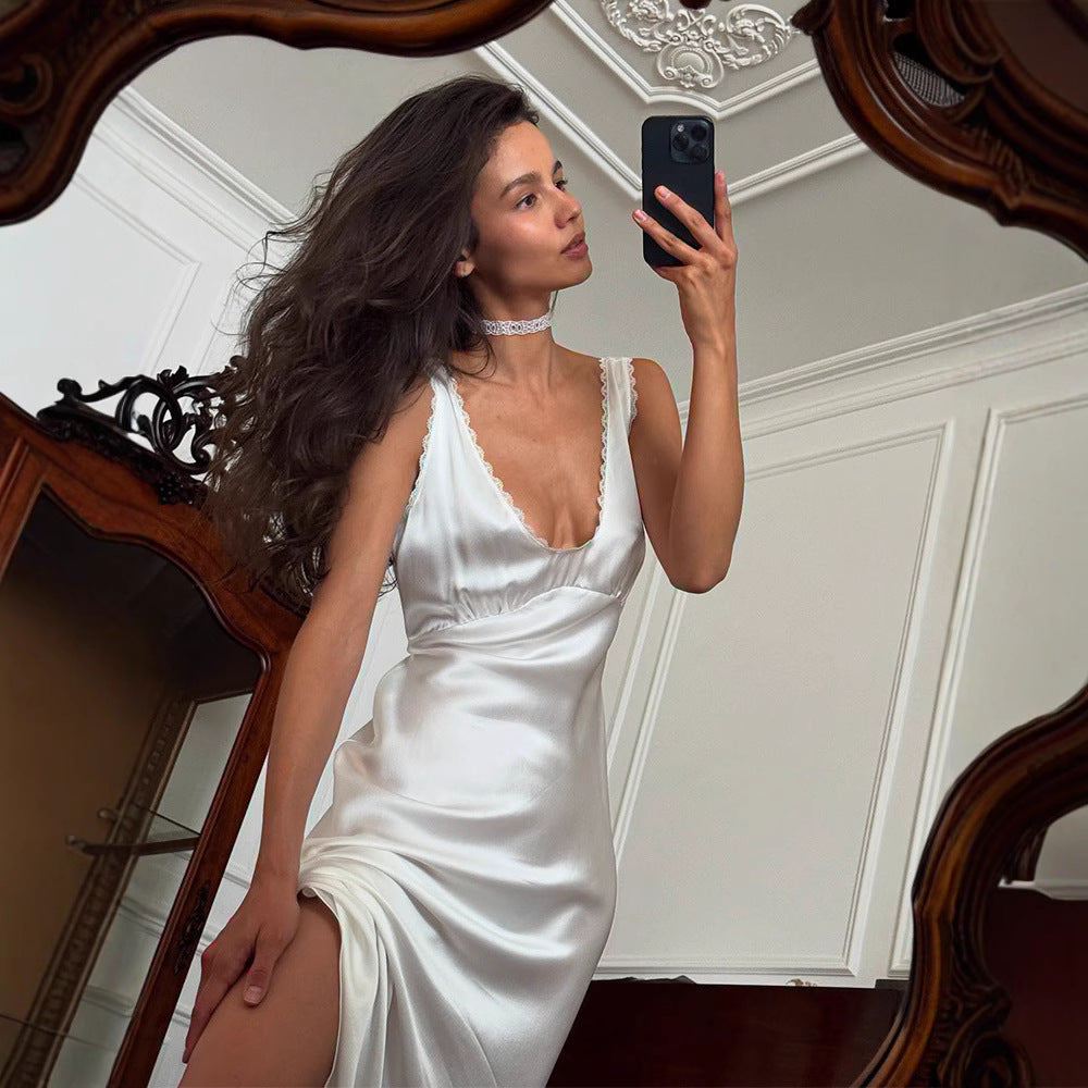 Damen elegantes Satin-Nachtkleid mit tiefem V-Ausschnitt und Spitzenakzenten EB