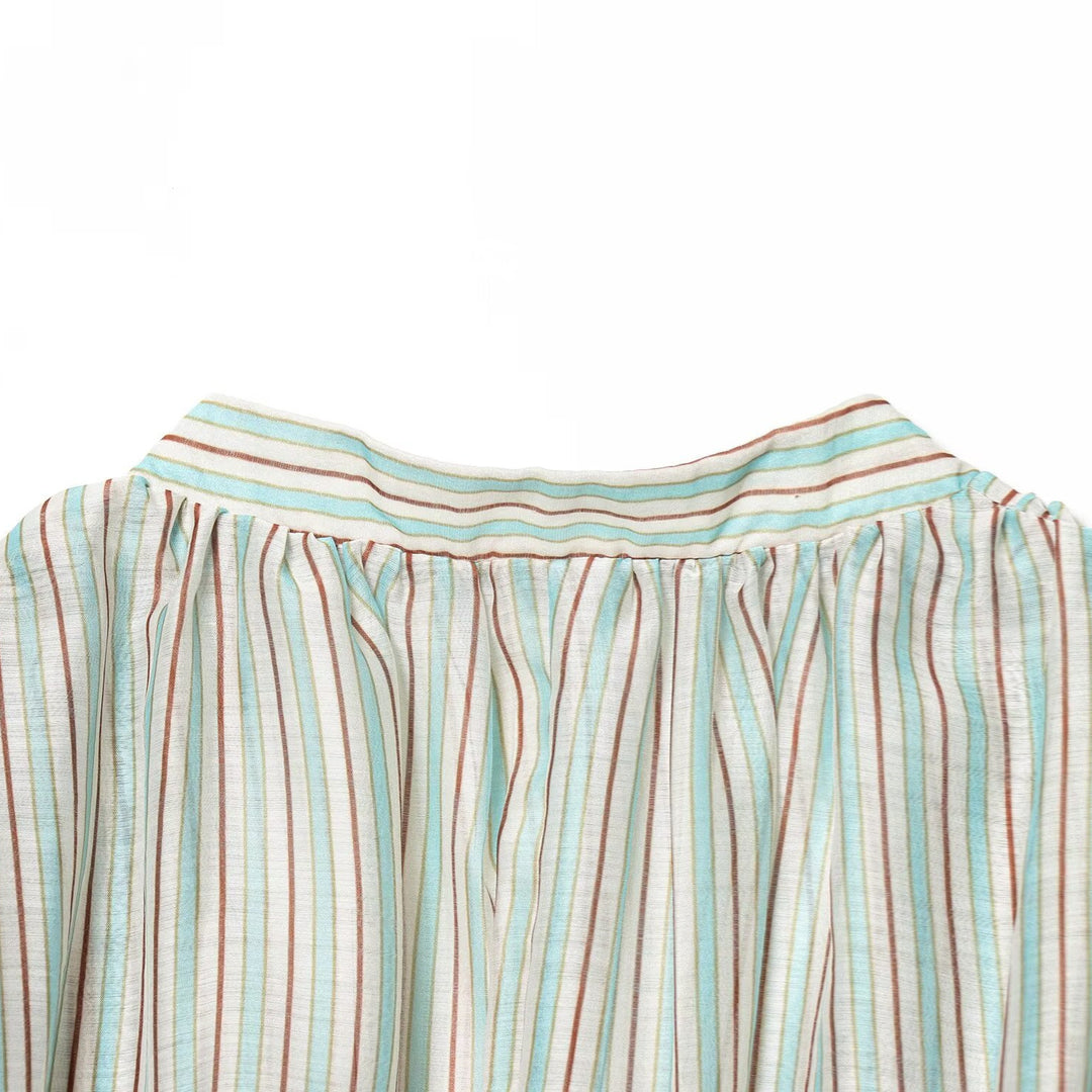 Damenbluse mit tiefem V-Ausschnitt und eleganten Rüschendetails EB