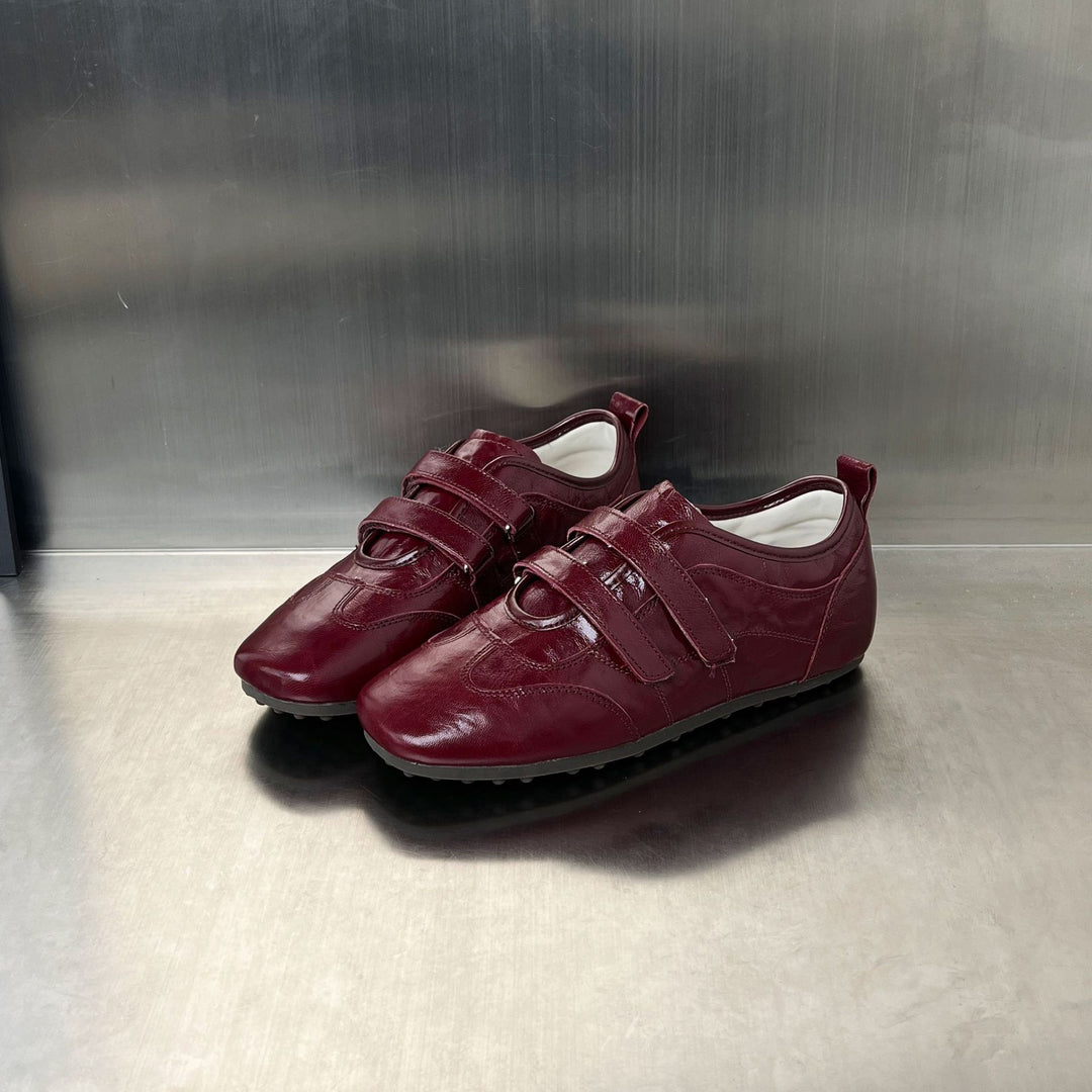 Damen Sneaker mit praktischem Klettverschluss und glänzender Oberfläche EB