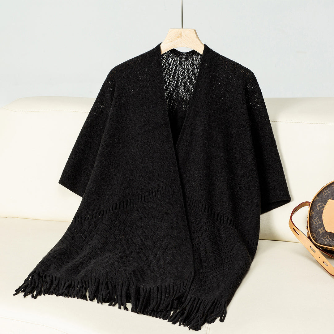 Damen eleganter Strickponcho mit fransigen Details und markantem Muster EB