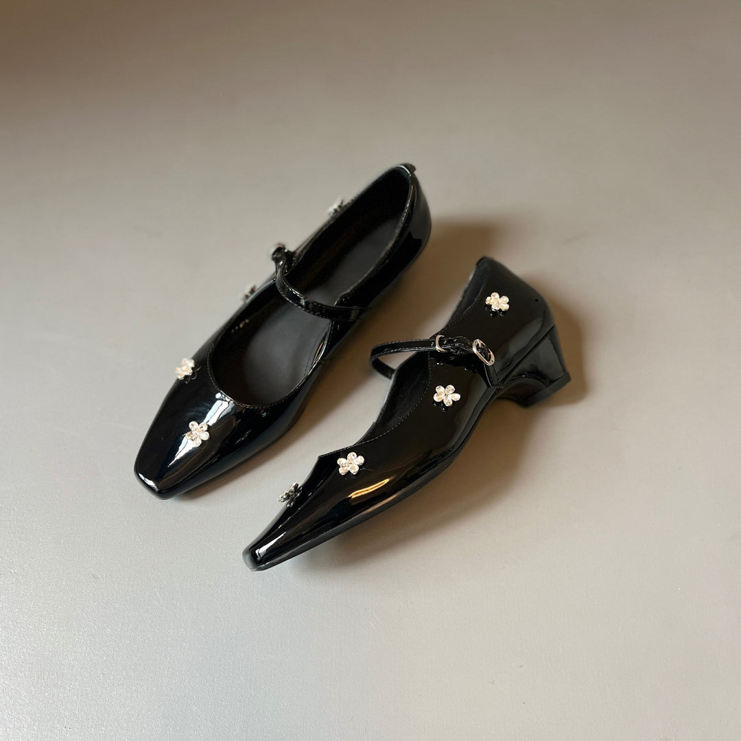 Damen Ballerinas mit blumigen Verzierungen und glänzender Lackoberfläche EB