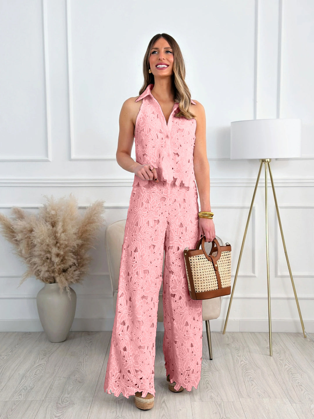 Damen Jumpsuit mit floralem Lochmuster und eleganter Kragenform Heidi-Mode
