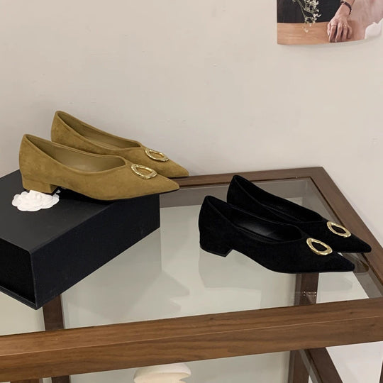 Damen elegante spitze Pumps mit dekorativen Metallakzenten EB