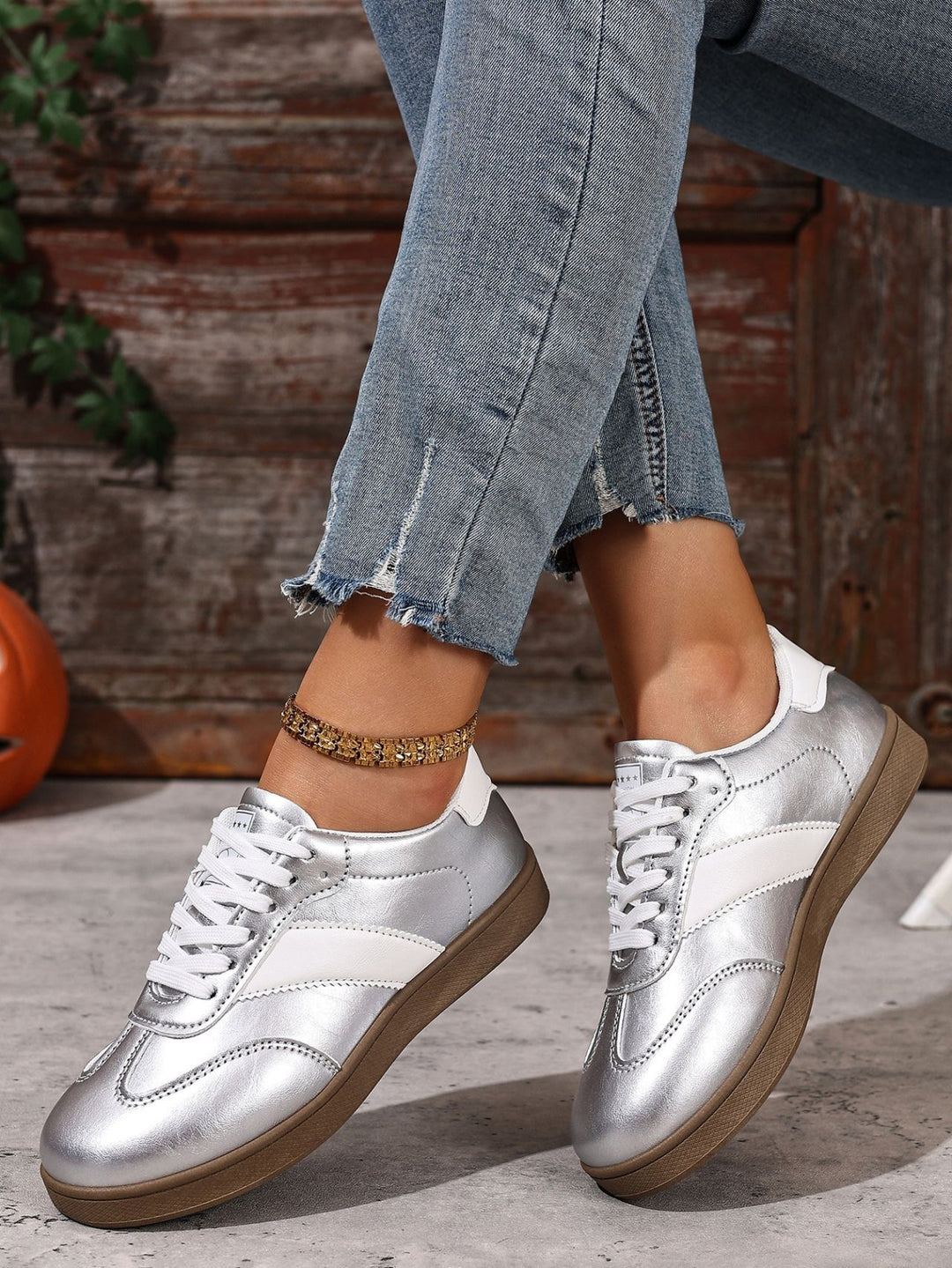 Damen Modische und komfortable Sneakers mit metallic Oberfläche EB