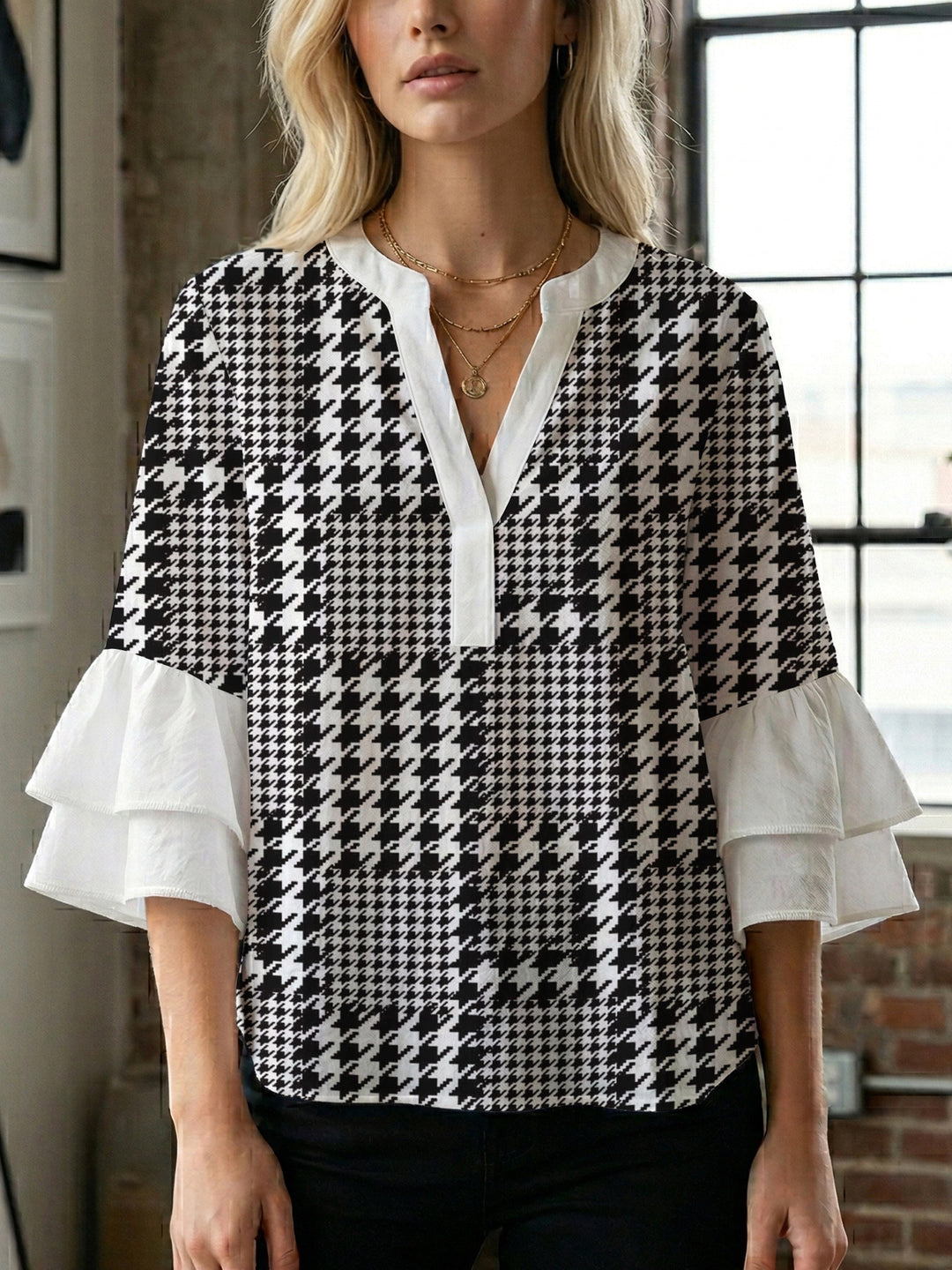 Damen Bluse mit voluminösen Rüschenärmeln und modernem Motiv EB