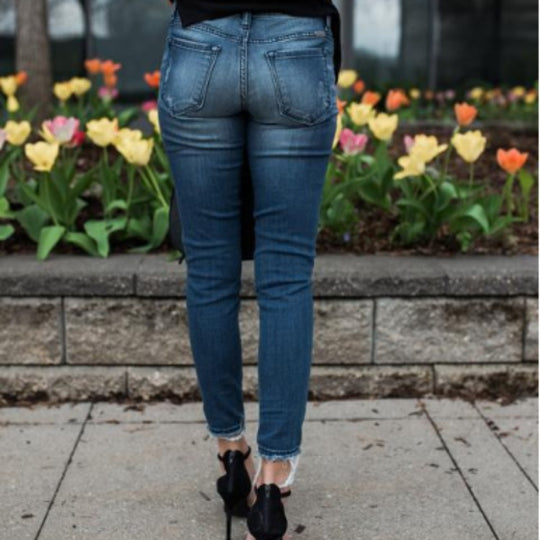 Damen schmal geschnittene Jeans mit modischem Rippdesign und ausgefranstem Saum EB