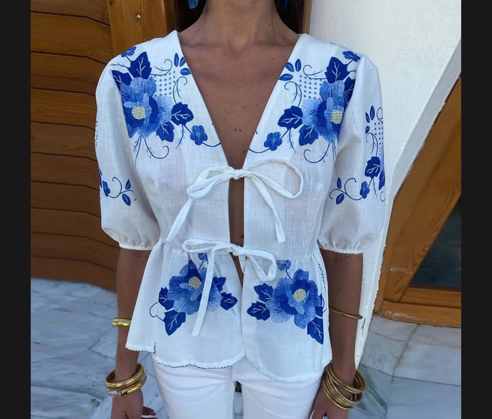 Damen Bluse mit floralen Stickereien und verspieltem Schnitt EB