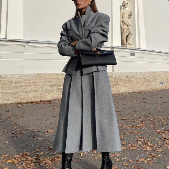 Damen elegantes und modernes Anzugset mit tailliertem Blazer und schwingendem Rock EB