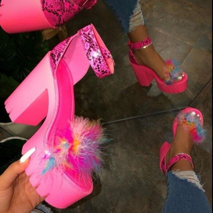 Damen Plateauschuhe mit extravagantem Feder-Detail und knalligem Design EB