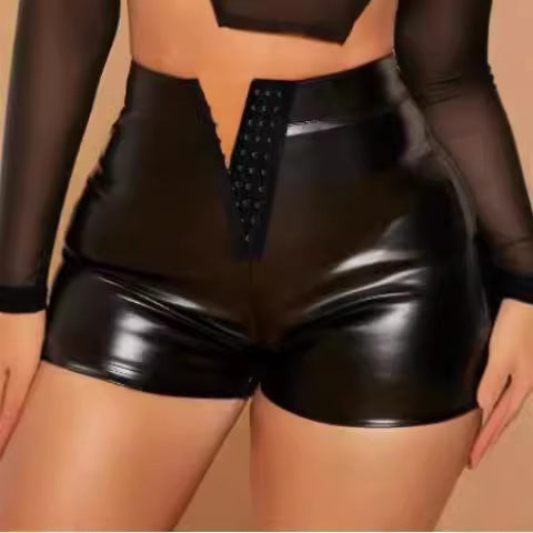 Damen Hochtaillierte Kunstleder-Shorts mit dekorativem Knopfverschluss EB