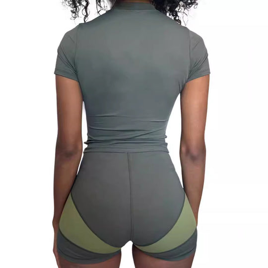 Damen Sportliches Set mit kurzem Oberteil und enganliegenden Shorts EB