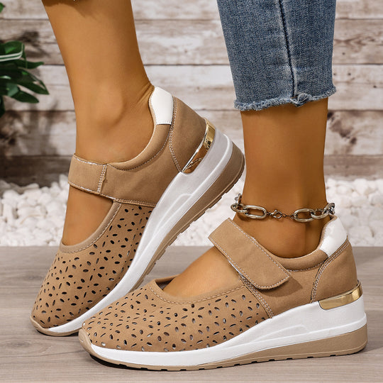 Damen  sportlich-elegante Mary-Jane Keilslipper mit Klettverschluss und perforiertem Obermaterial EB