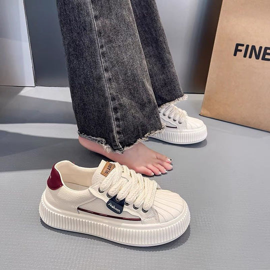 Damen Sportliche Sneakers mit charakteristischem Oberflächen-Design und rutschfester Sohle EB