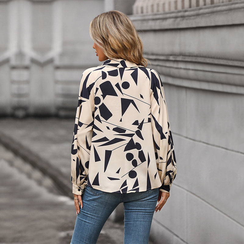 Damen Bluse mit modernem grafischen Design und V-Ausschnitt EB