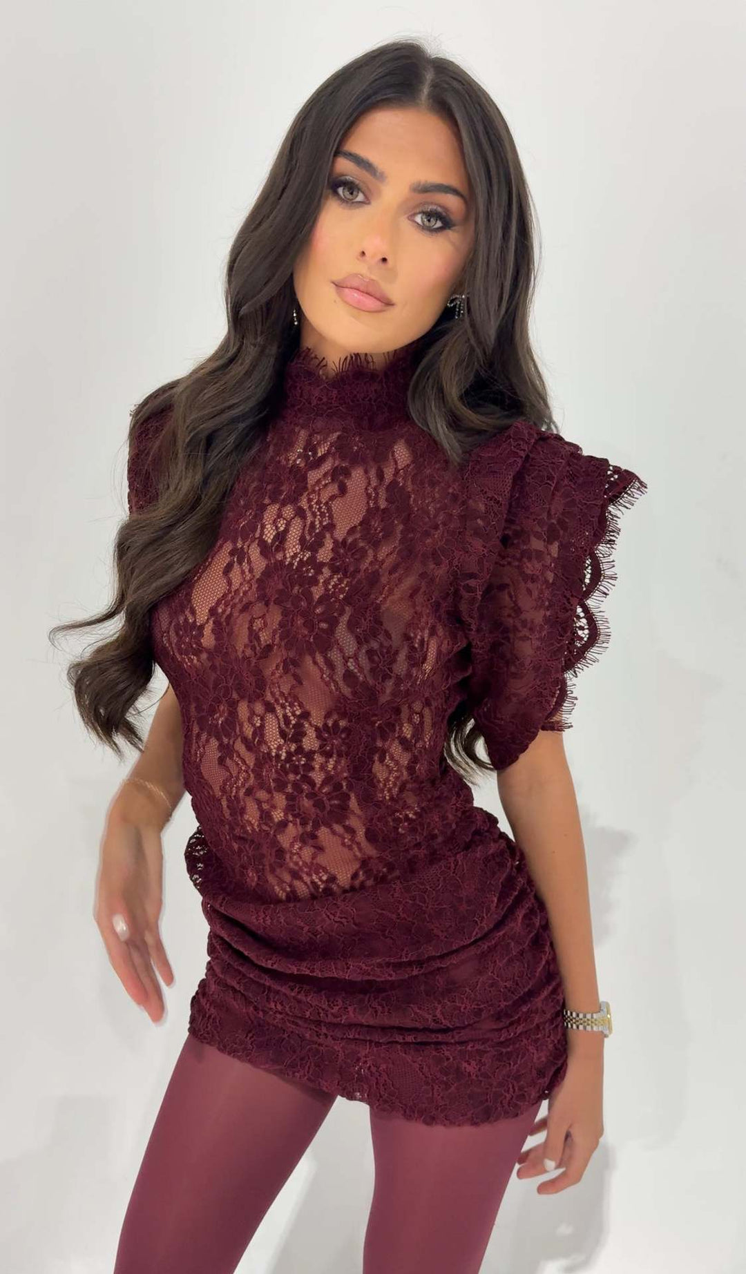 Damen Spitzenkleid mit romantischen Rüschen und transparenten Details EB