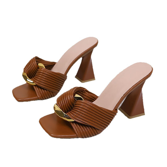 Damen Elegante High-Heel Sandaletten mit modischem Rippendesign und goldener Akzent-Details EB