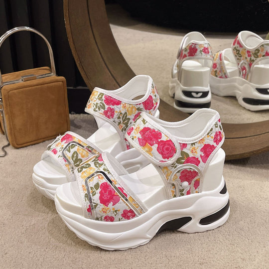 Damen Massiver Keilabsatz-Sandalette mit verstellbaren Klettriemen und geblümtem Textilobermaterial EB