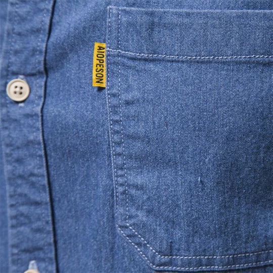 Herren nan schmal geschnittenes Denim-Hemd mit Kentkragen und aufgesetzten Brusttaschen EB