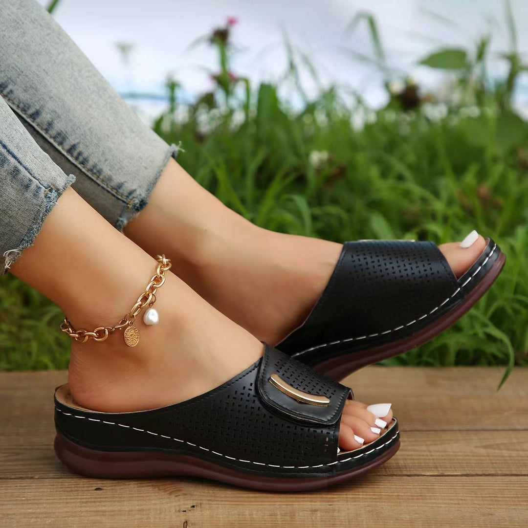 Damen atmungsaktive Pantoletten mit modischem perforierten Design und bequemer Sohle EB