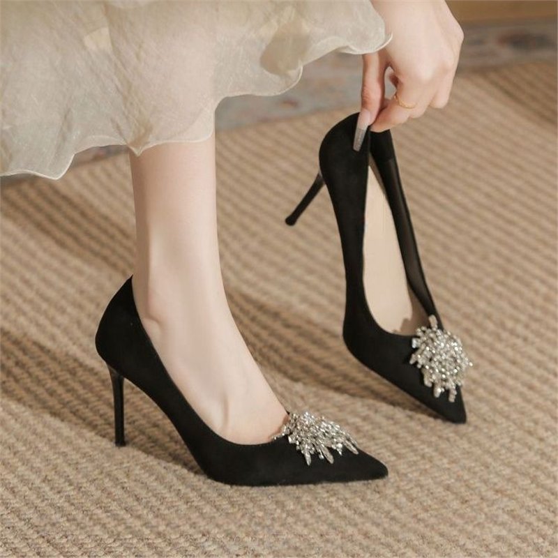 Damen elegante Pumps mit funkelnder Brosche EB
