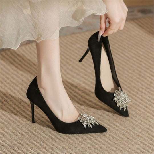 Damen elegante Pumps mit funkelnder Brosche EB