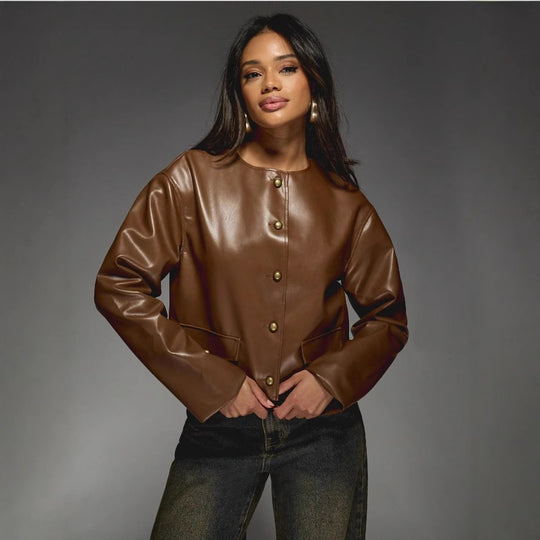 Damen Kunstlederjacke mit glänzendem Finish und dekorativen Knöpfen EB