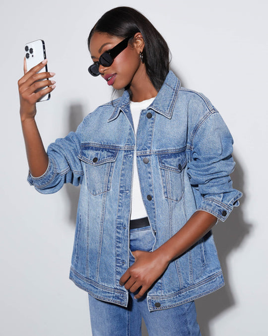 Damen Oversized Denimjacke im lässigen Schnitt mit aufgesetzten Taschen EB