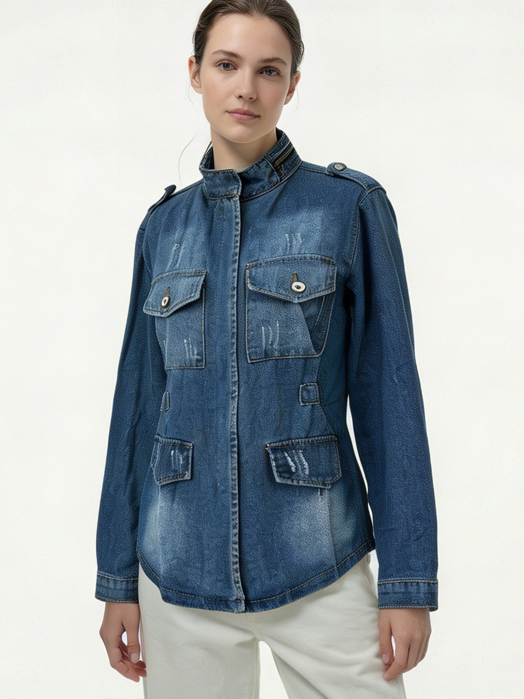 Damen nan taillierte Military-Denimjacke mit Stehkragen, aufgesetzten Pattentaschen und dezenten Used-Details EB