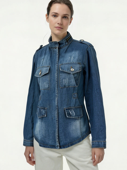 Damen nan taillierte Military-Denimjacke mit Stehkragen, aufgesetzten Pattentaschen und dezenten Used-Details EB