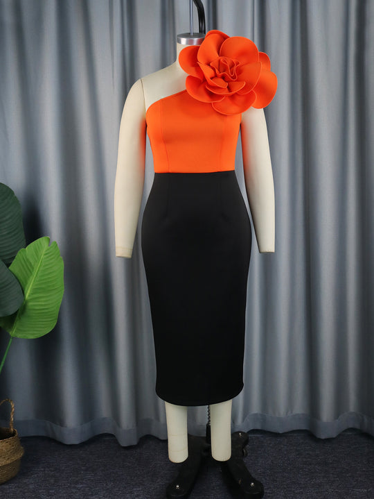 Damen figurbetontes Kleid mit asymmetrischem Blumenakzent EB