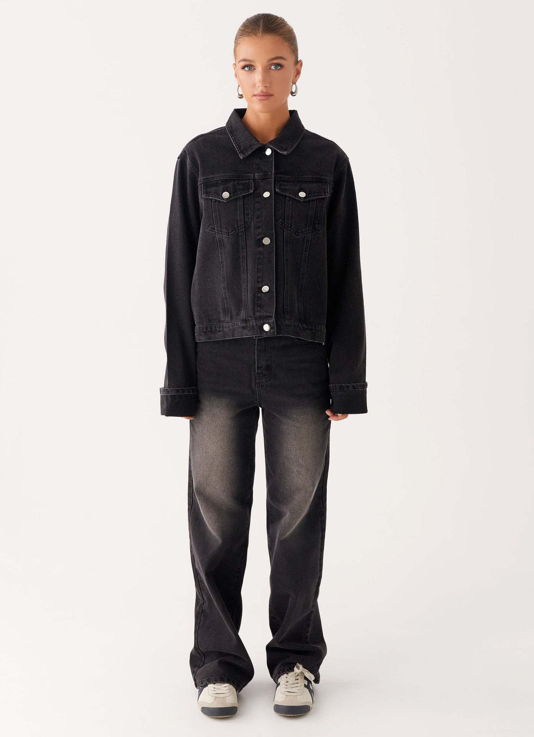 Damen trendige Denimjacke im lässigen Schnitt mit aufgesetzten Taschen und Knopfdetails EB