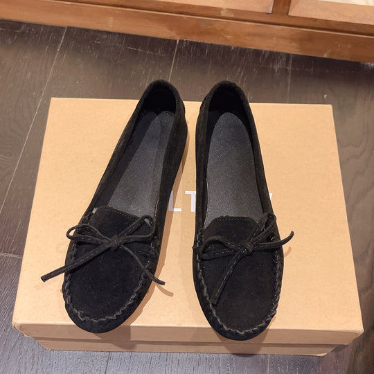 Damen Mokassins aus weichem Veloursleder mit dekorativem Band EB