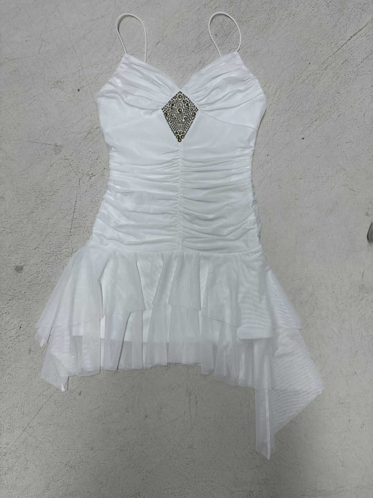 Damen Elegantes Abendkleid mit Rüschendetails und funkelndem Schmuck EB