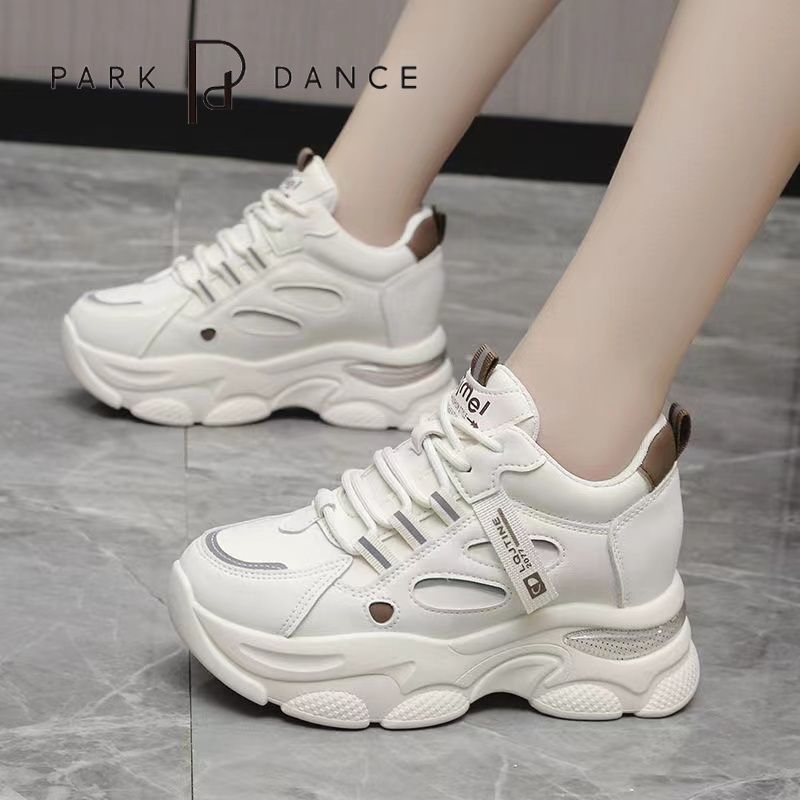 Damen Sportliche Sneakers mit luftiger Mesh-Oberfläche und robuster Sohle EB