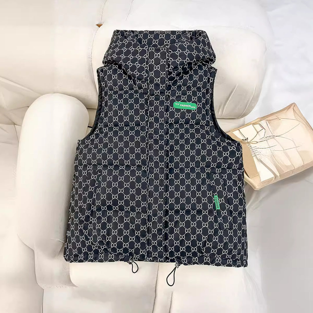 Damen nan gesteppte Kapuzenweste mit Allover‑Logoprint, wattierter Isolierung, verstellbarem Saum und verdeckten Reißverschlusstaschen EB